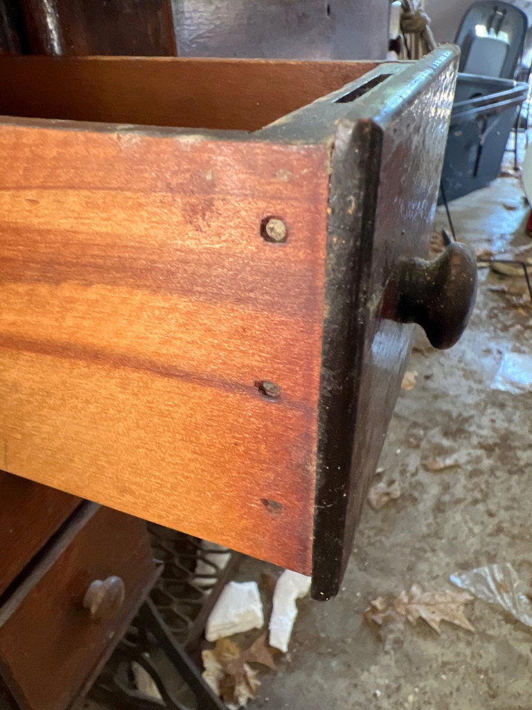 Antique Singer sewing machine in wooden cabinet - image 5 of 7