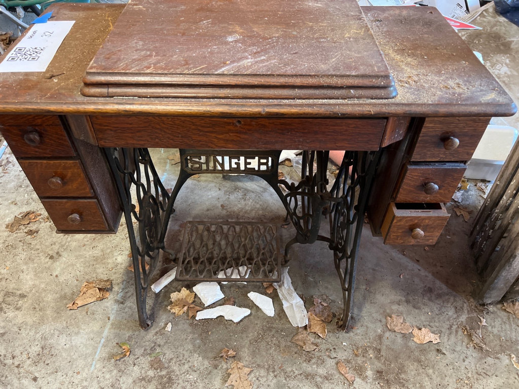 Antique Singer sewing machine in wooden cabinet - image 2 of 7