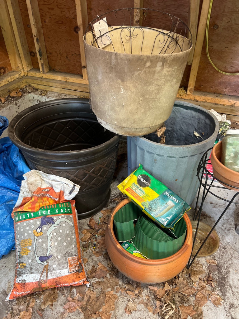 Garden supplies and containers - image 4 of 5