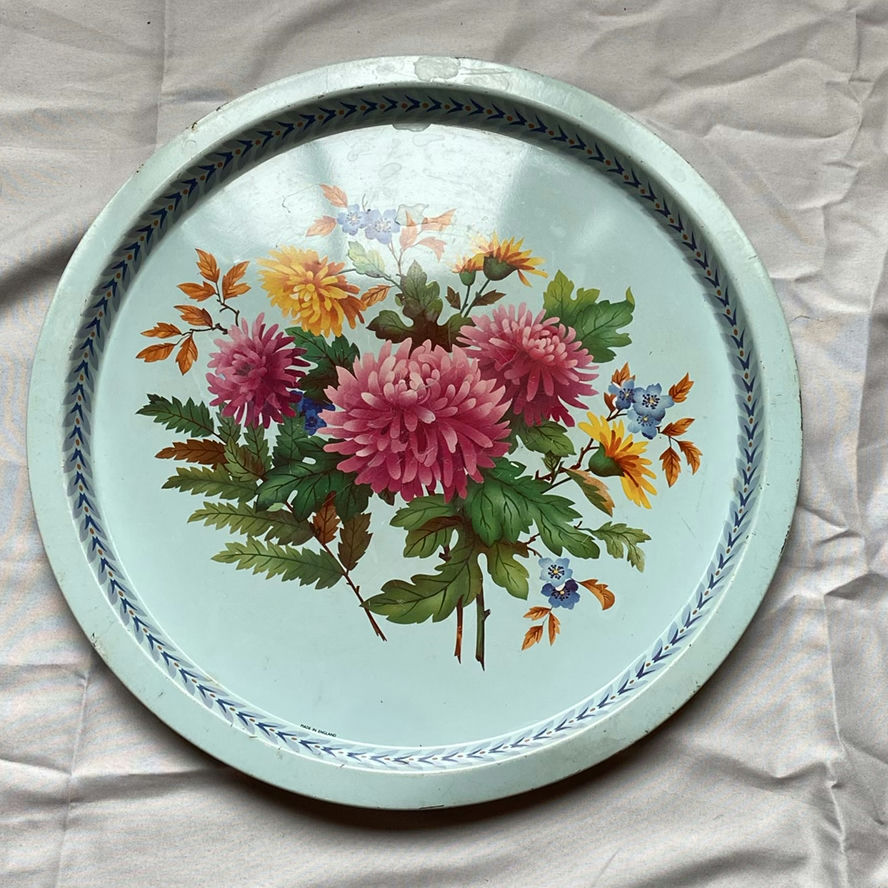 Colorful Serving Lot - image 3 of 7
