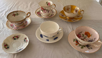 Set of floral porcelain teacups and saucers - Image 1 of 4