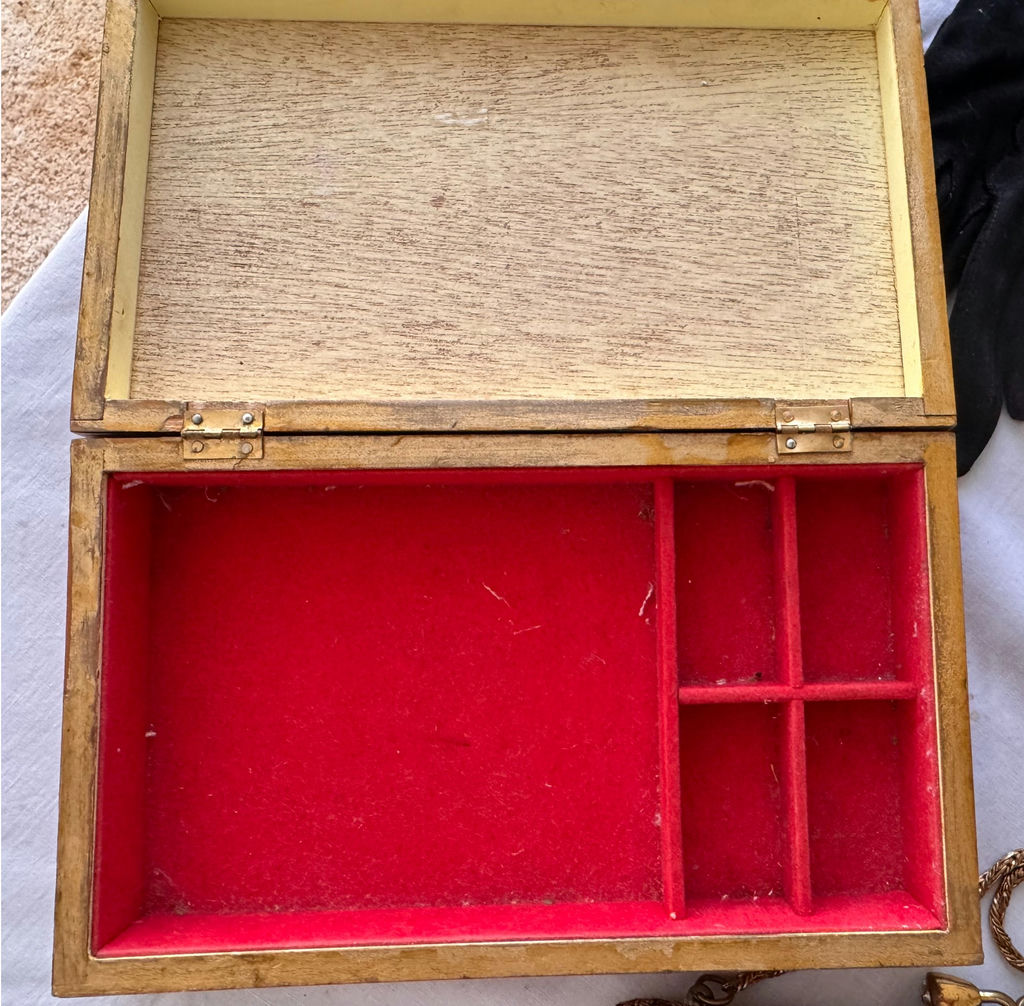 Vintage gloves, purses, and jewelry boxes - image 7 of 8