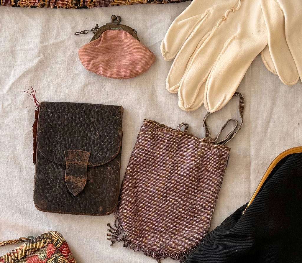 Vintage gloves, purses, and jewelry boxes - image 5 of 8