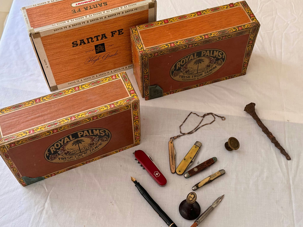 Antique pocket knives, writing implements, and cigar-box collectibles - image 1 of 4