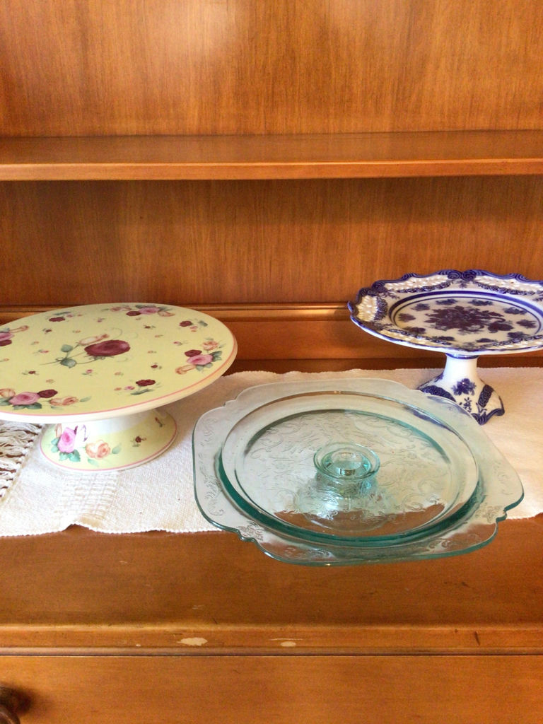 Assorted cake stands and serving plates - image 1 of 4