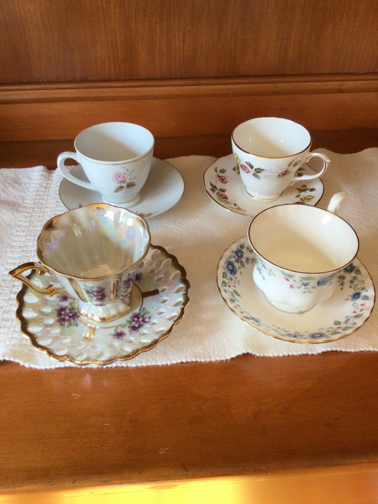 Set of vintage floral teacups and saucers - image 1 of 6