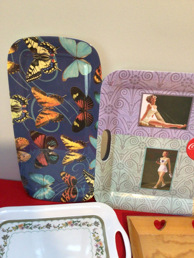 Assorted decorative serving trays - image 3 of 5