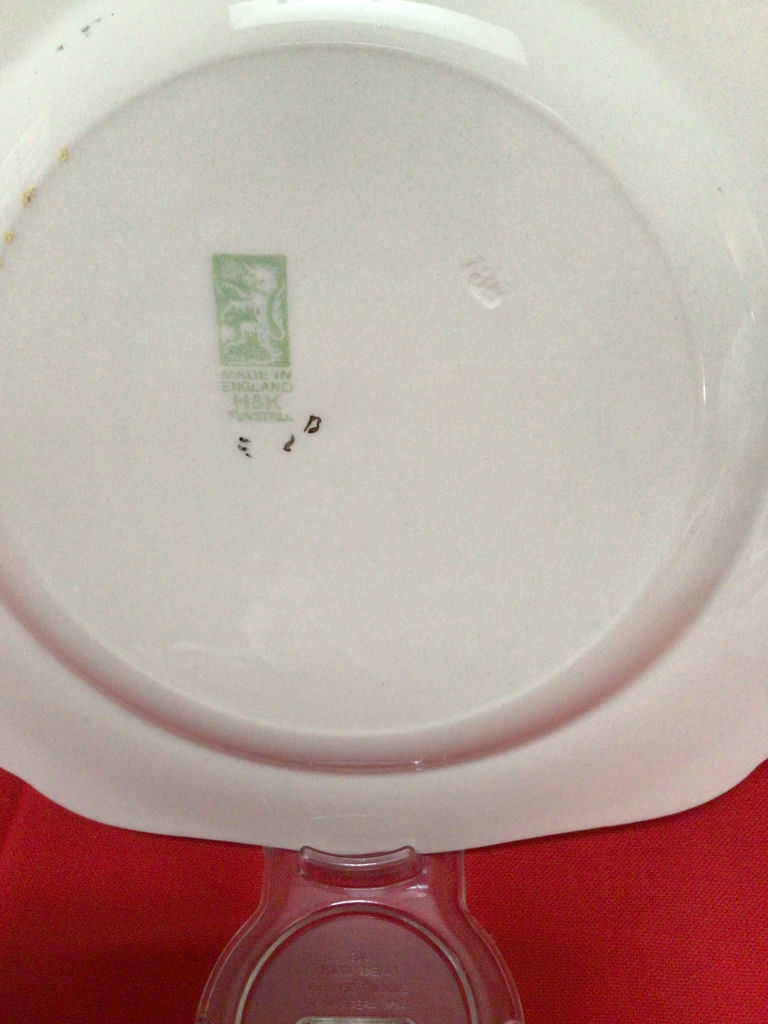 Decorative commemorative plate with crest and flags - image 4 of 4