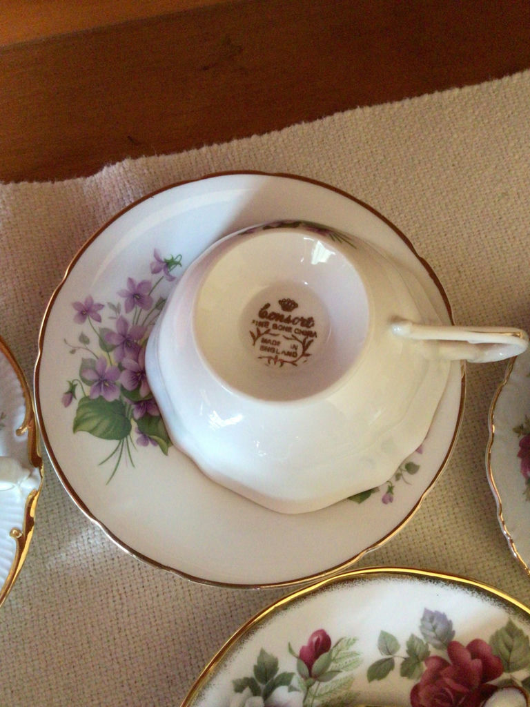 Floral bone china teacups and saucers with gold trim - image 6 of 7