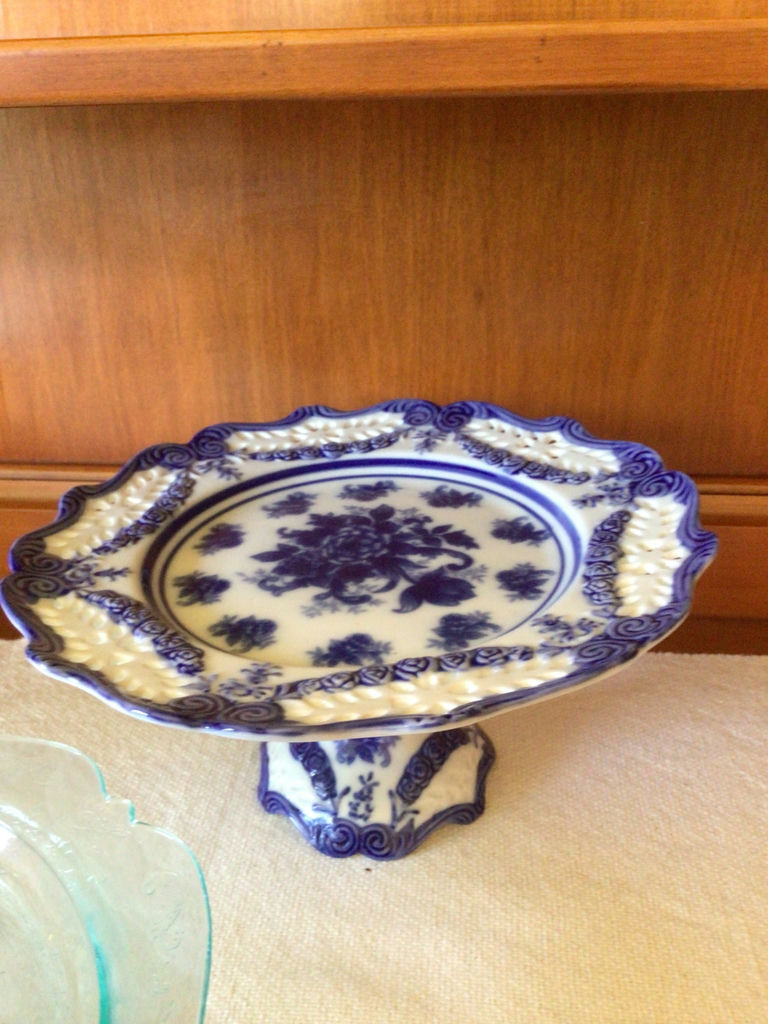 Assorted cake stands and serving plates - image 3 of 4