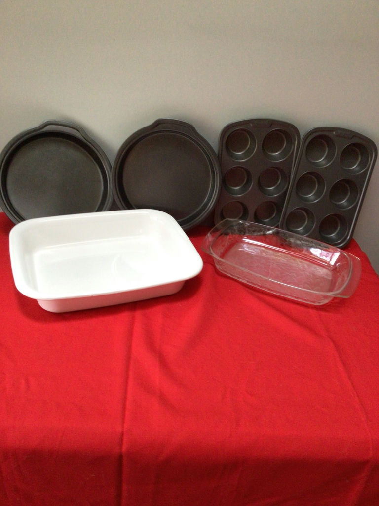 Bakeware collection: round cake pans, muffin pans, and glass/ceramic baking dishes - image 1 of 4