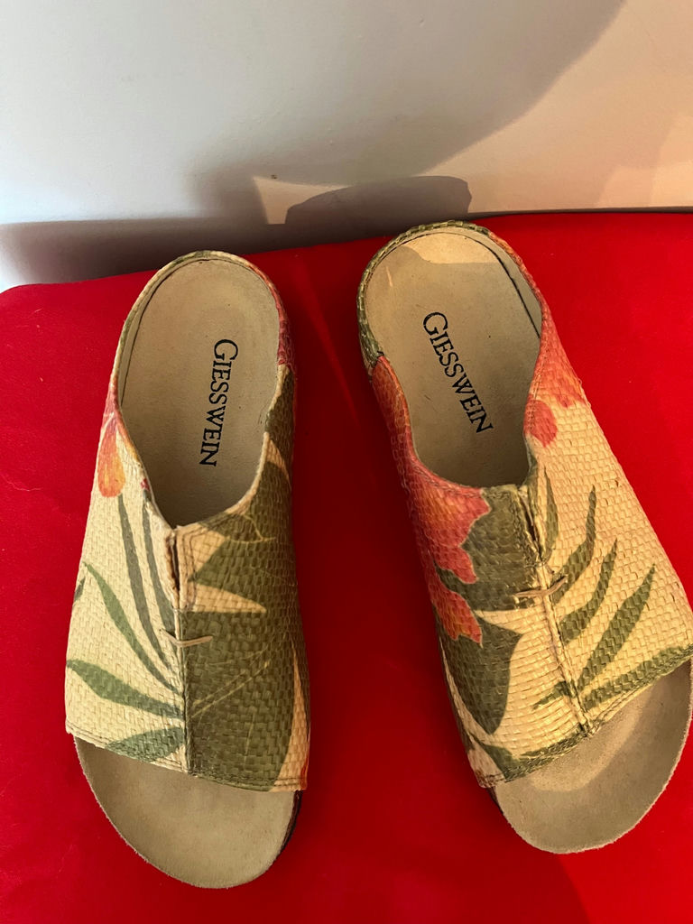 Giesswein Women's tropical leaf print slip-on sandals size 37 - image 1 of 2