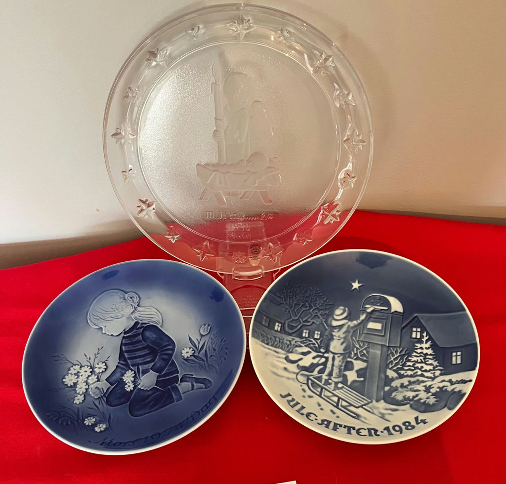 Three Christmas-themed decorative plates - image 1 of 3