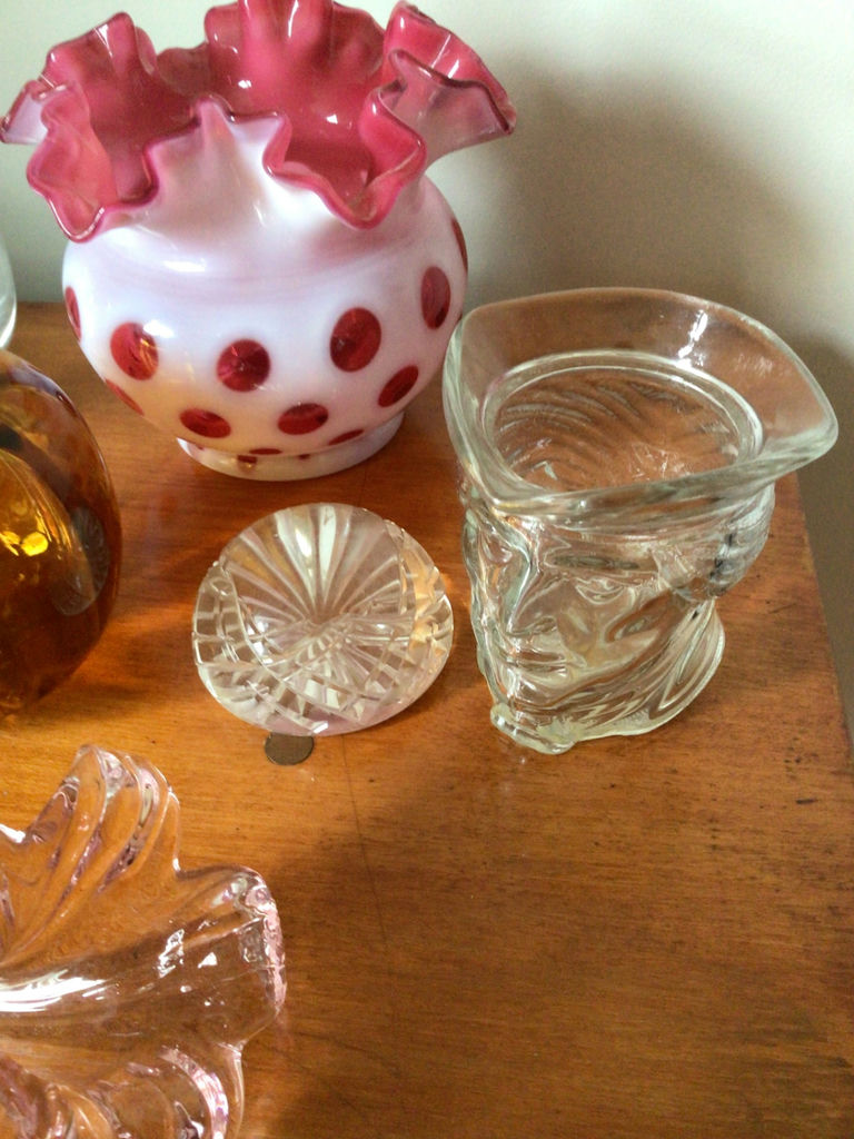 Assorted glassware and decorative items - image 4 of 4