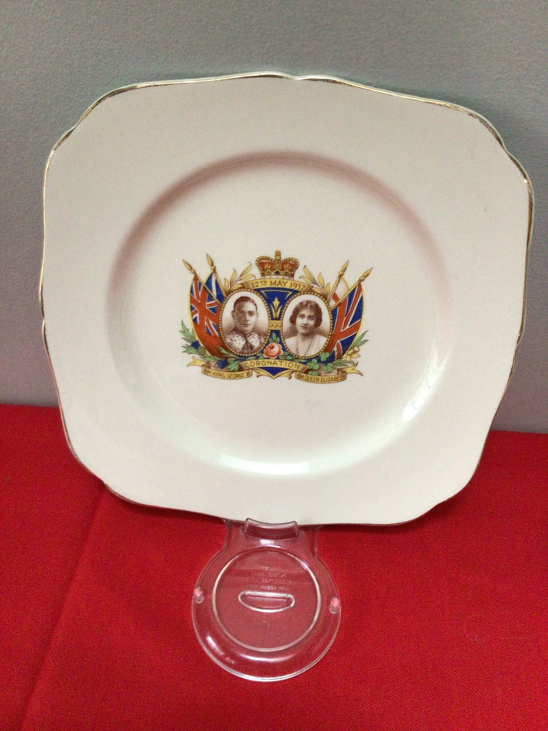 Decorative commemorative plate with crest and flags - image 2 of 4
