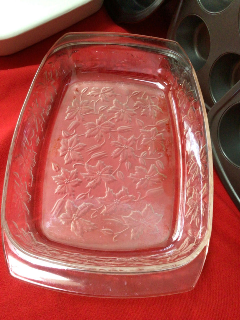 Bakeware collection: round cake pans, muffin pans, and glass/ceramic baking dishes - image 2 of 4