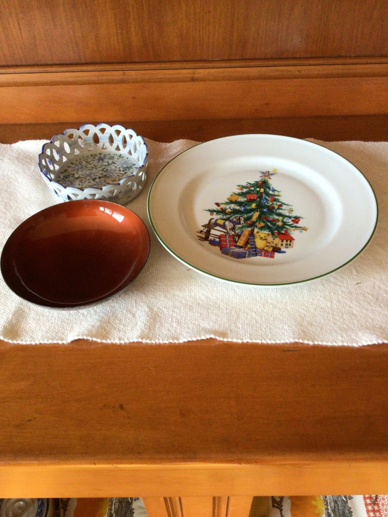 Christmas tree motif dinner plate with accompanying dishes - image 1 of 3