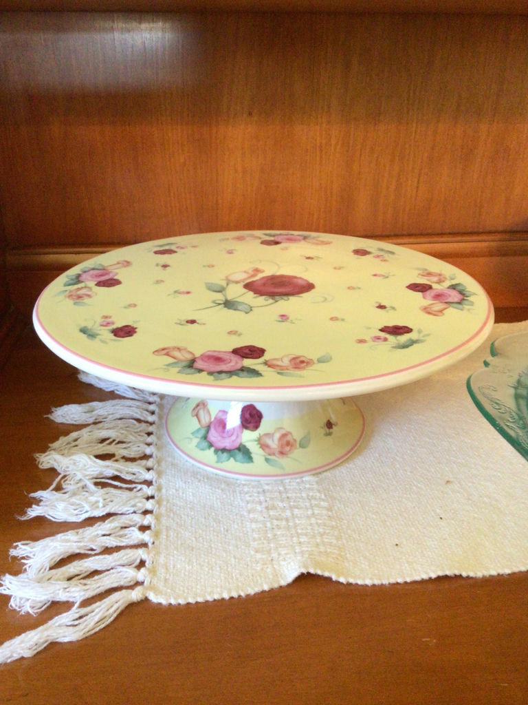 Assorted cake stands and serving plates - image 2 of 4