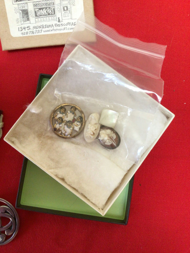 Assorted Jewelry Pieces with Boxes and Pouches - image 3 of 7