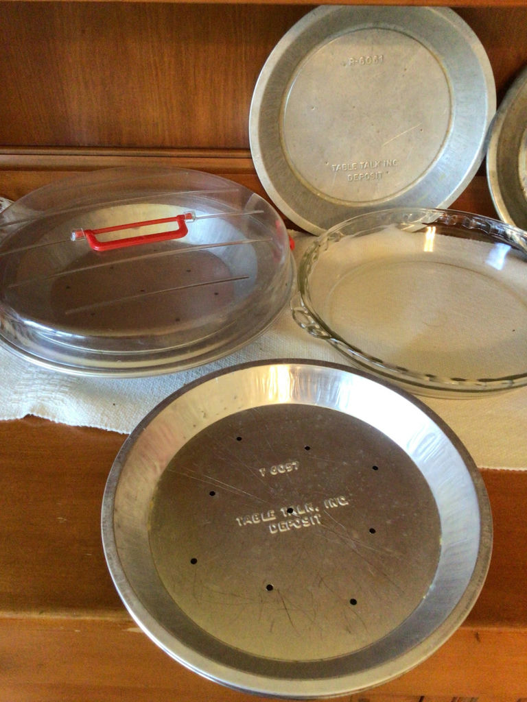 Vintage bakeware and dishware collection - image 2 of 6