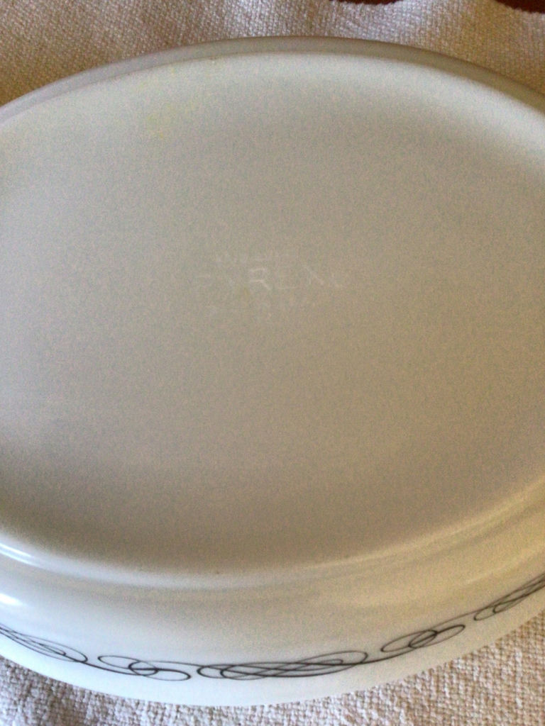 Two glass casserole dishes with lids - image 4 of 5