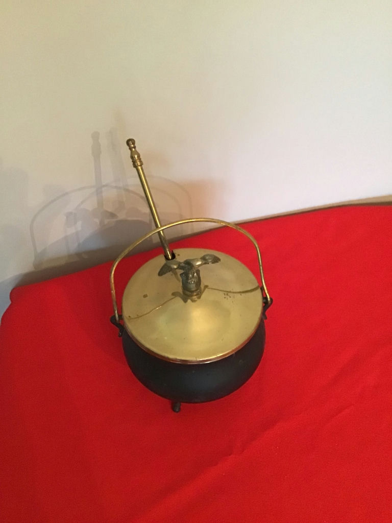 Small metal cauldron with lid - image 1 of 2
