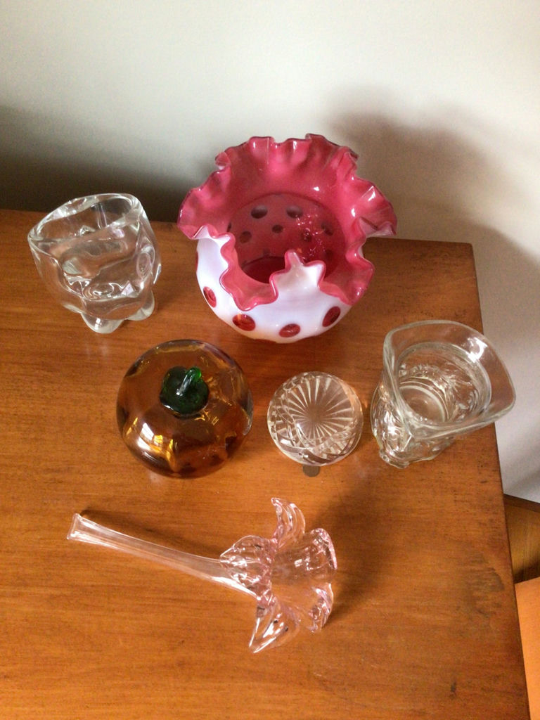 Assorted glassware and decorative items - image 2 of 4