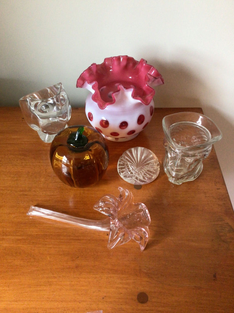 Assorted glassware and decorative items - image 1 of 4