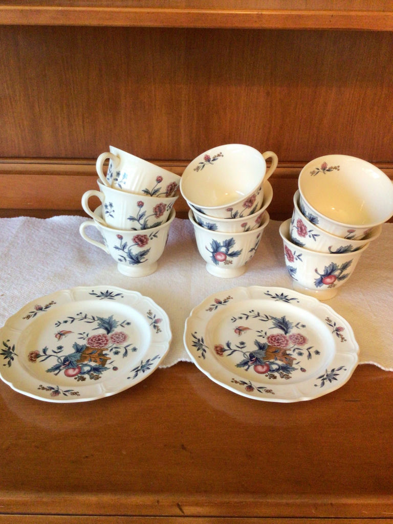 Floral-patterned teacups with matching plates - image 1 of 2