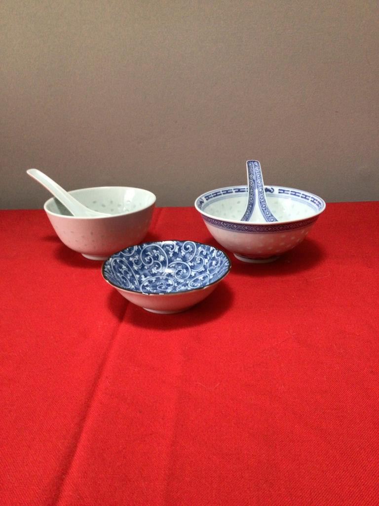 Blue-and-white Chinese porcelain bowls and spoon set - image 2 of 4
