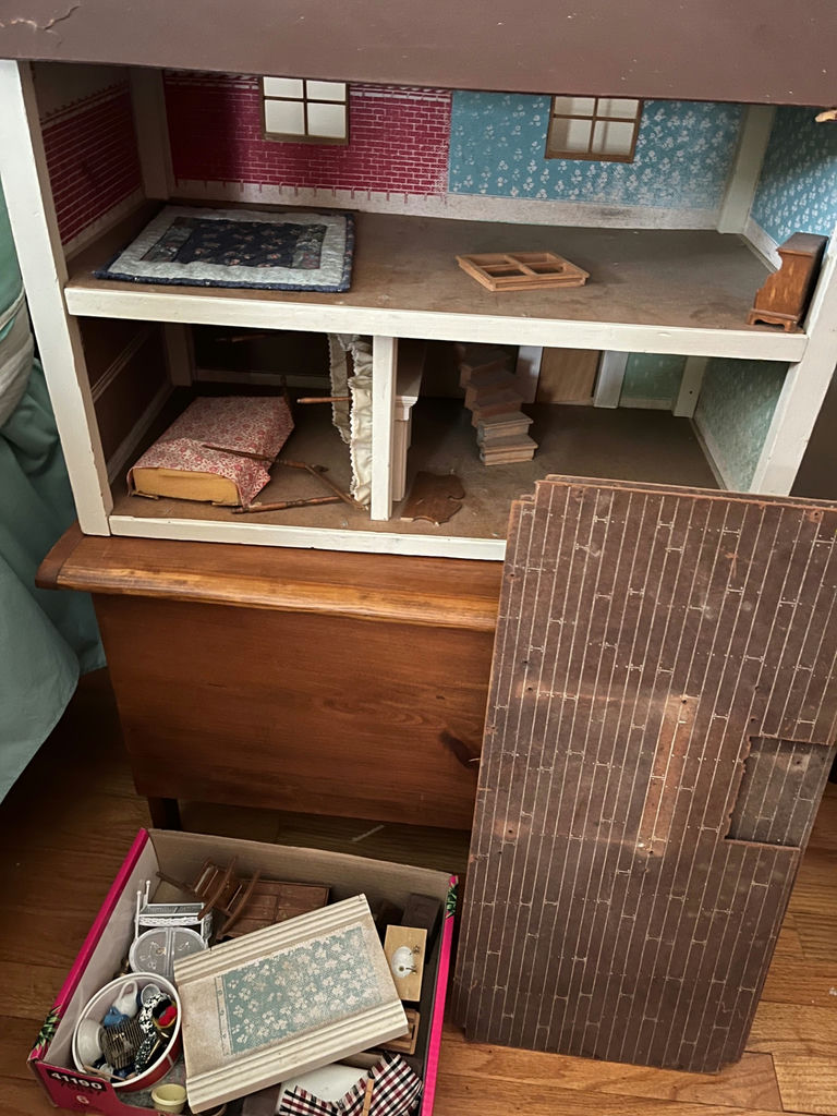 Doll house (needs some repairs) Miniature dollhouse furniture and accessories - image 3 of 3
