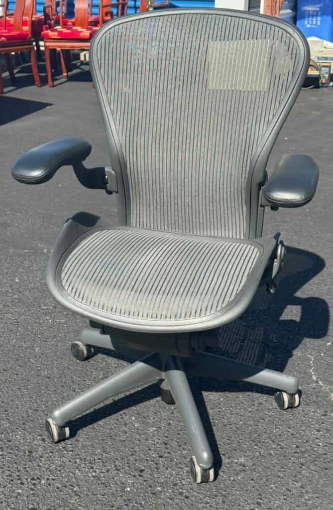 Ergonomic Herman Miller Mesh back office chair, Like New! - image 7 of 7