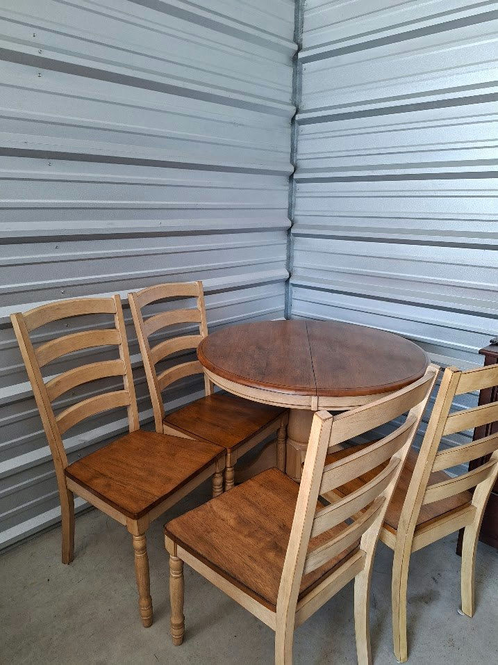 Gorgeous Solid Wood Dining Set of 4 chairs + Table - image 1 of 6