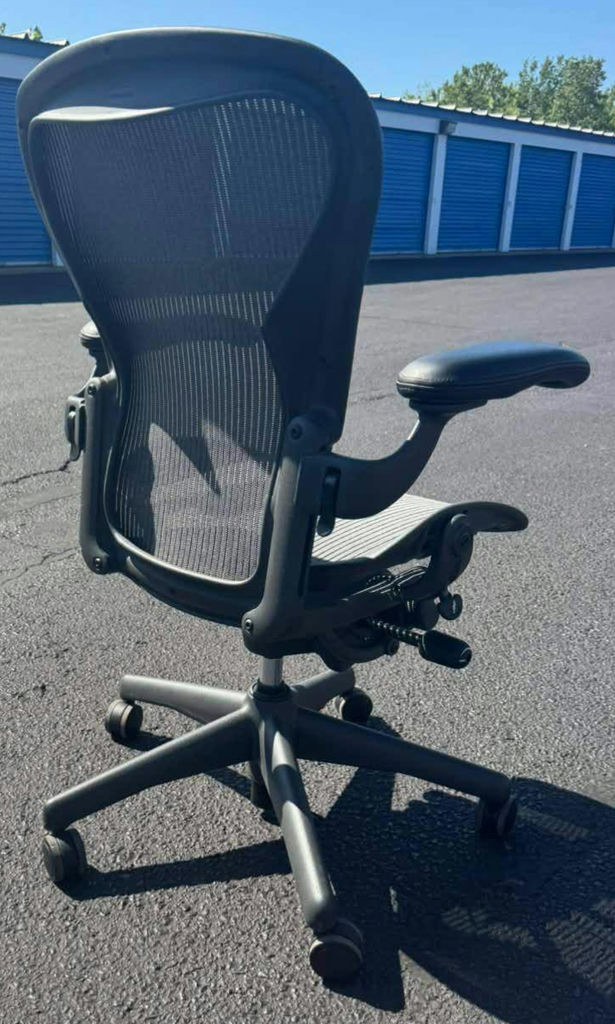 Ergonomic Herman Miller Mesh back office chair, Like New! - image 6 of 7