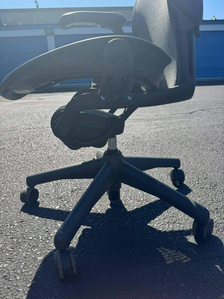 Ergonomic Herman Miller Mesh back office chair, Like New! - image 3 of 7