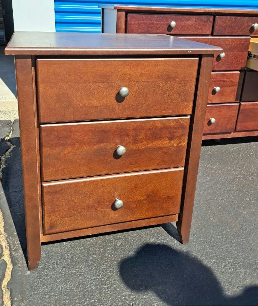 Nice Good Quality Wooden bedroom dresser with two nightstands - image 4 of 8
