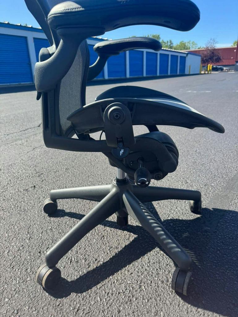 Ergonomic Herman Miller Mesh back office chair, Like New! - image 4 of 7
