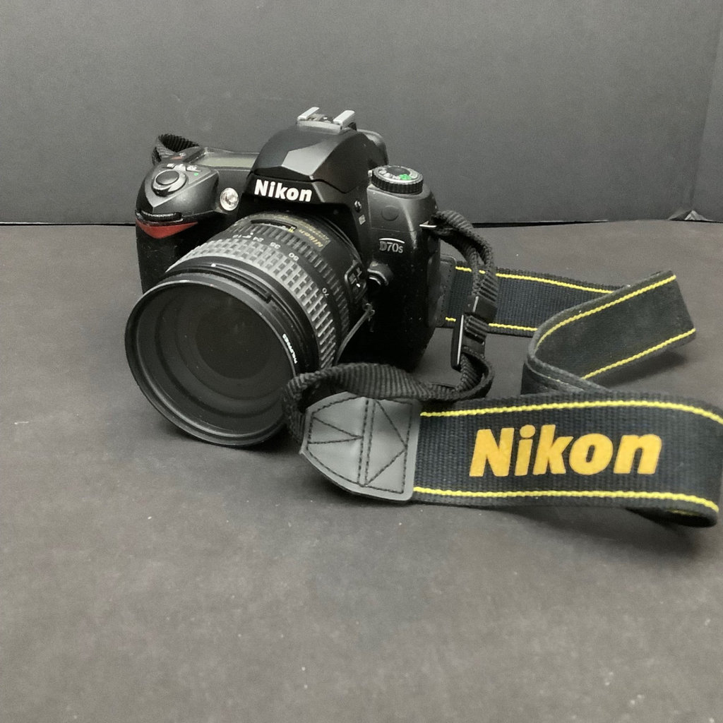 Nikon D3000, D70S Cameras & Accessories - image 10 of 23