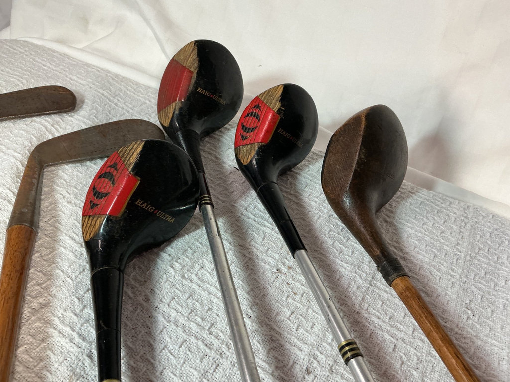 Vintage golf bag with clubs - image 4 of 11