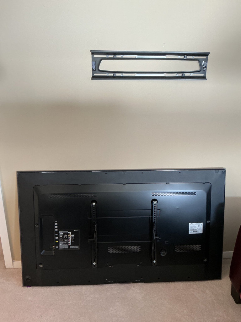 Samsung 60-inch TV with wall mount - image 2 of 4