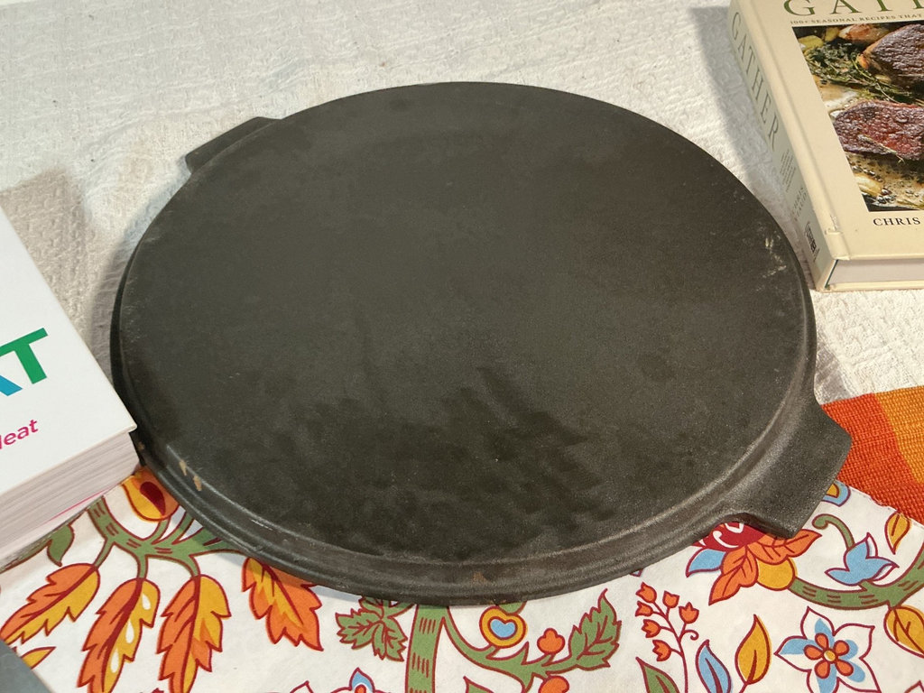 Cast-iron pizza pan, four kitchen knives, cookbooks, and decorative textiles - image 4 of 6