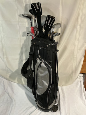 Golf bag with multiple golf clubs - Image 1 of 6