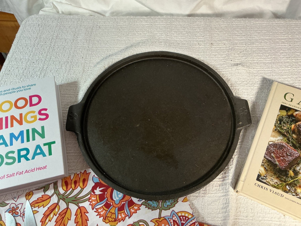 Cast-iron pizza pan, four kitchen knives, cookbooks, and decorative textiles - image 3 of 6