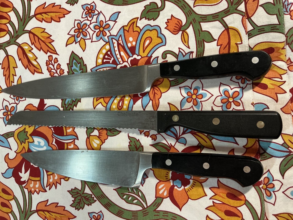Cast-iron pizza pan, four kitchen knives, cookbooks, and decorative textiles - image 6 of 6