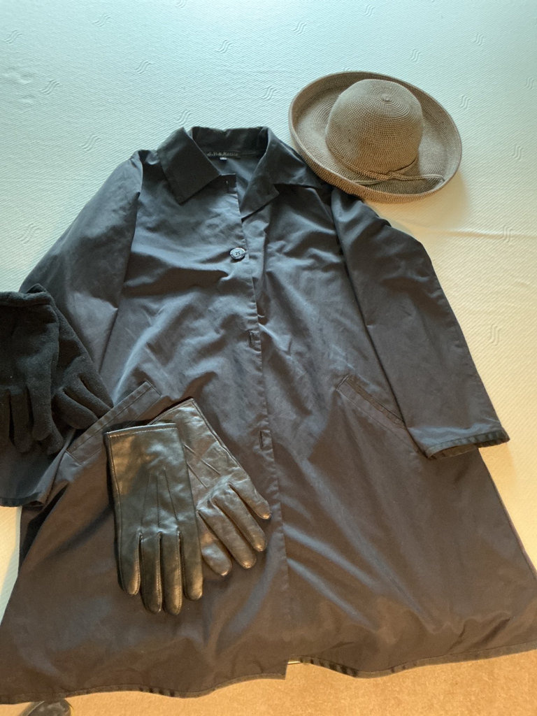 Women’s jackets, hat, gloves, and Nike sneakers - image 7 of 11