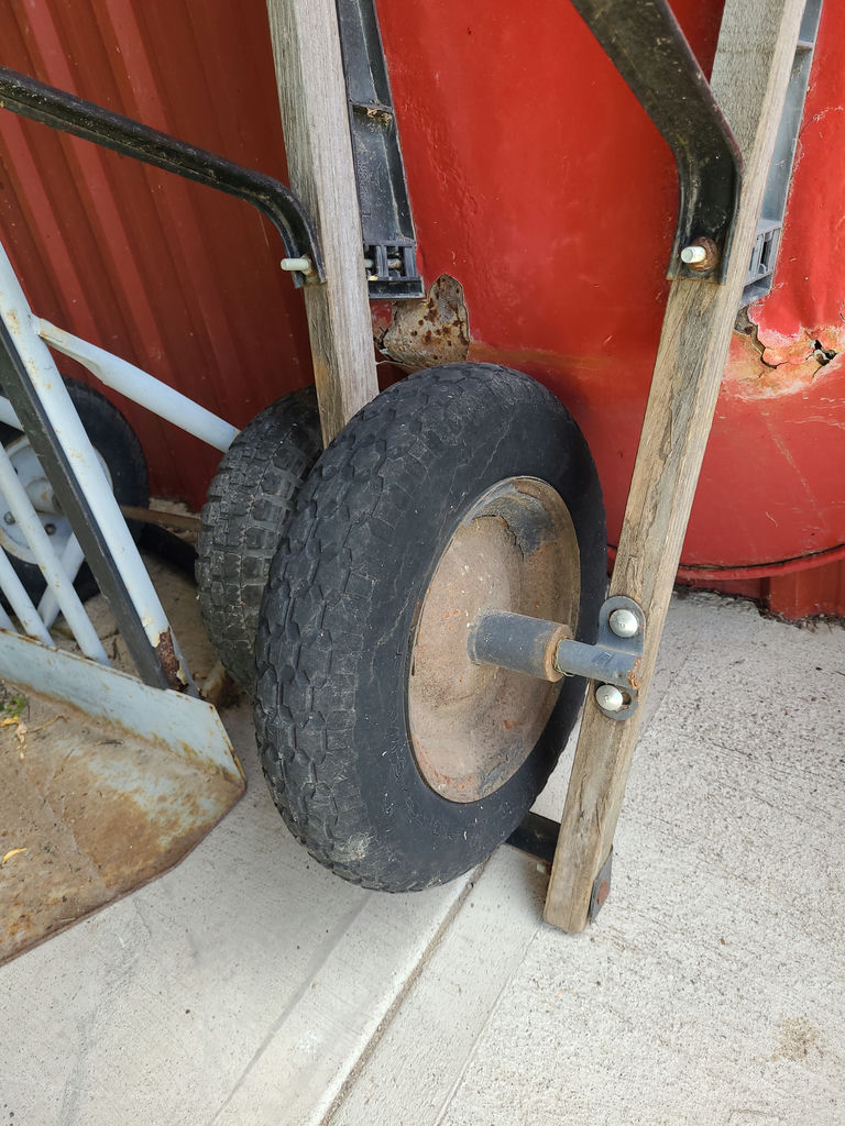 Two-wheeled Wheelbarrow B - image 3 of 9