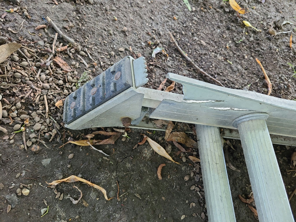 Aluminum ladders B - image 9 of 10