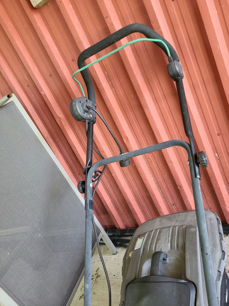 Green Lawn Mower A - image 5 of 8