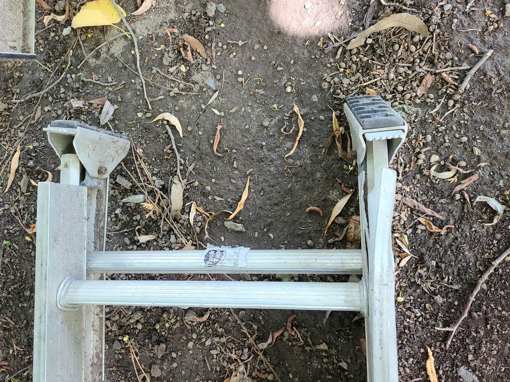 Aluminum ladders B - image 8 of 10