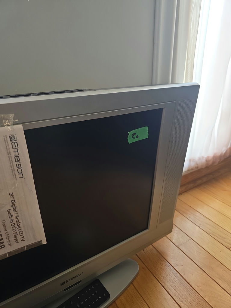 Emerson 20-inch LCD TV A - image 2 of 4